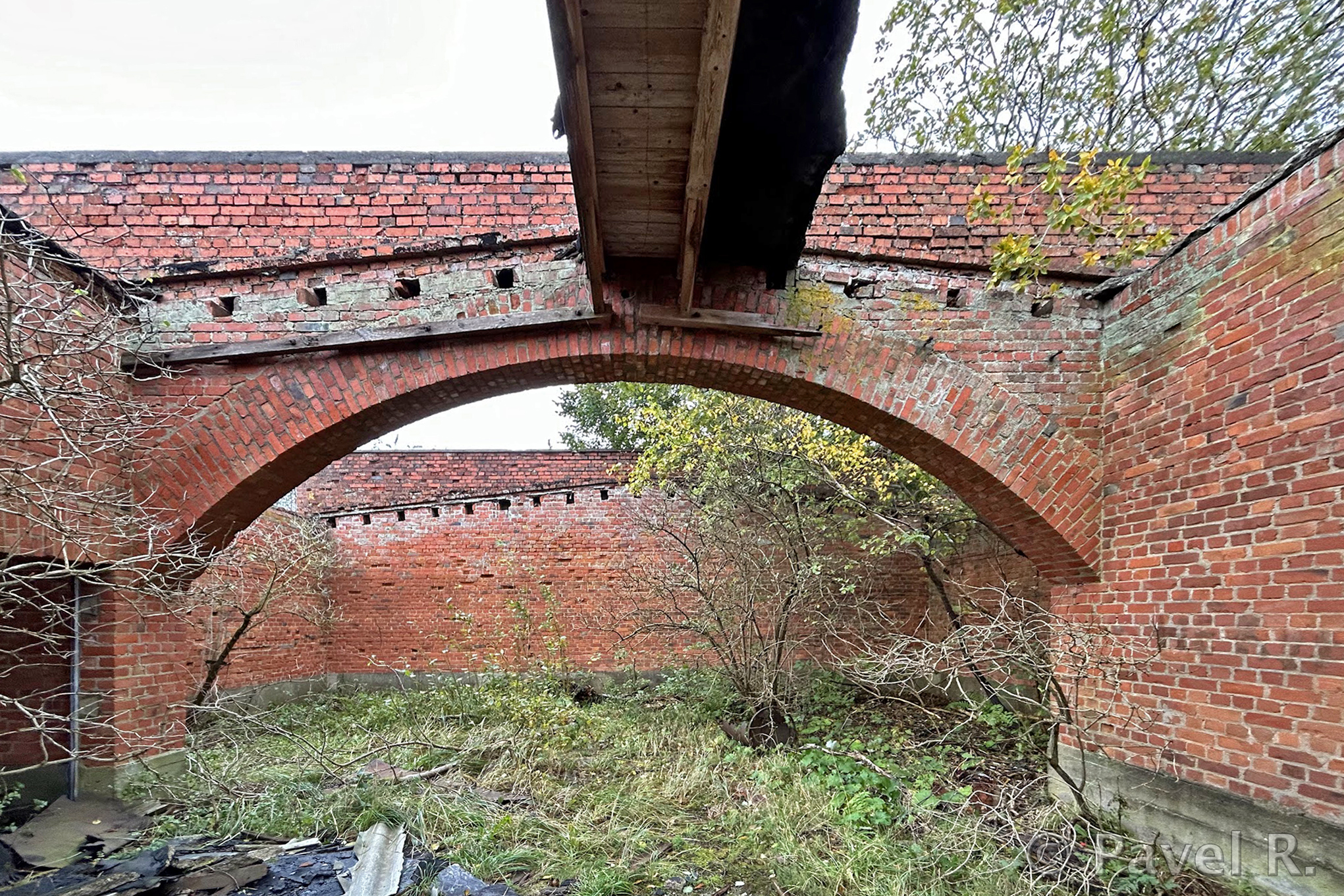 V1-Feldstellungen, Brüsterort