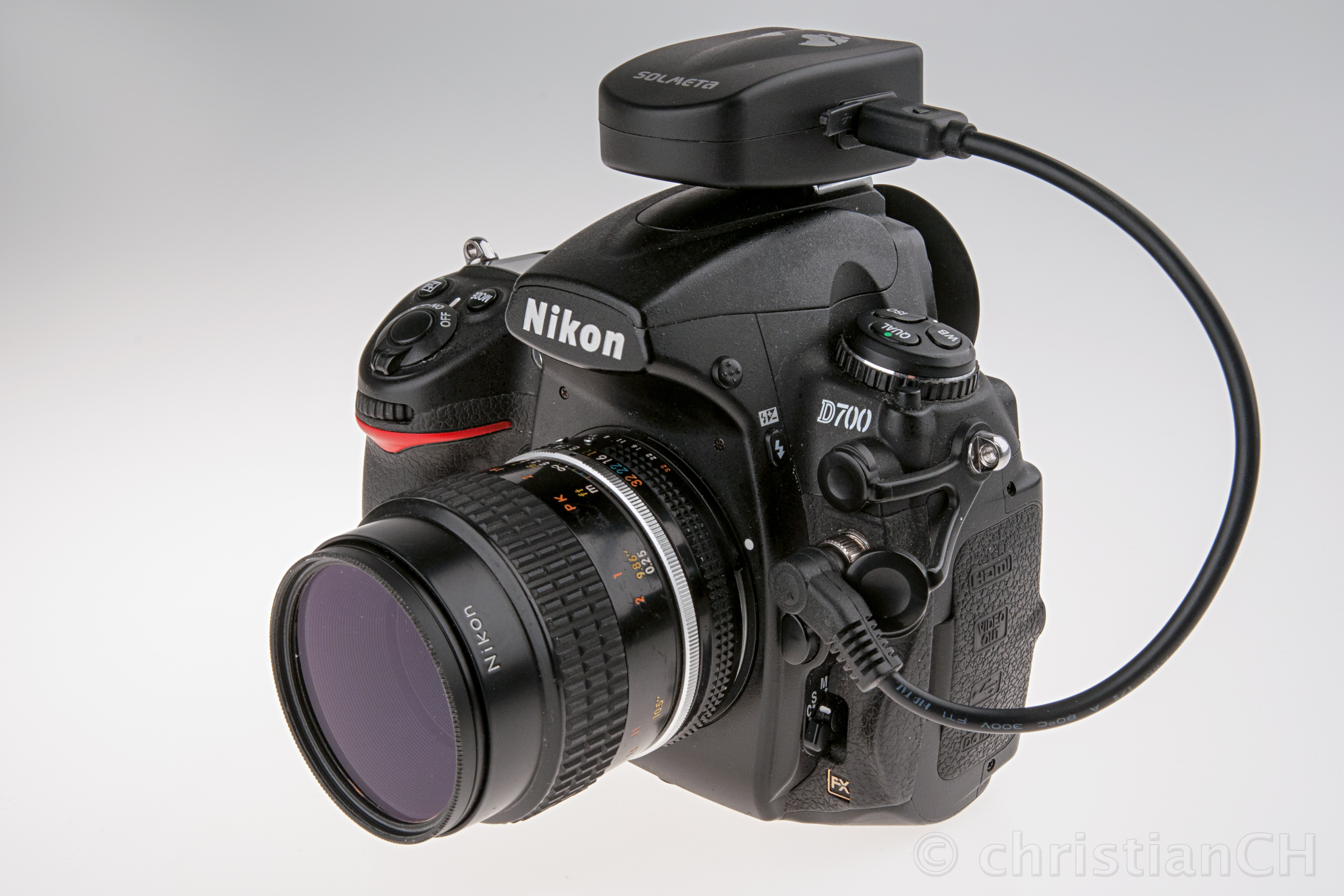 Geotagger Solmeta Pro Kompass auf der D700.