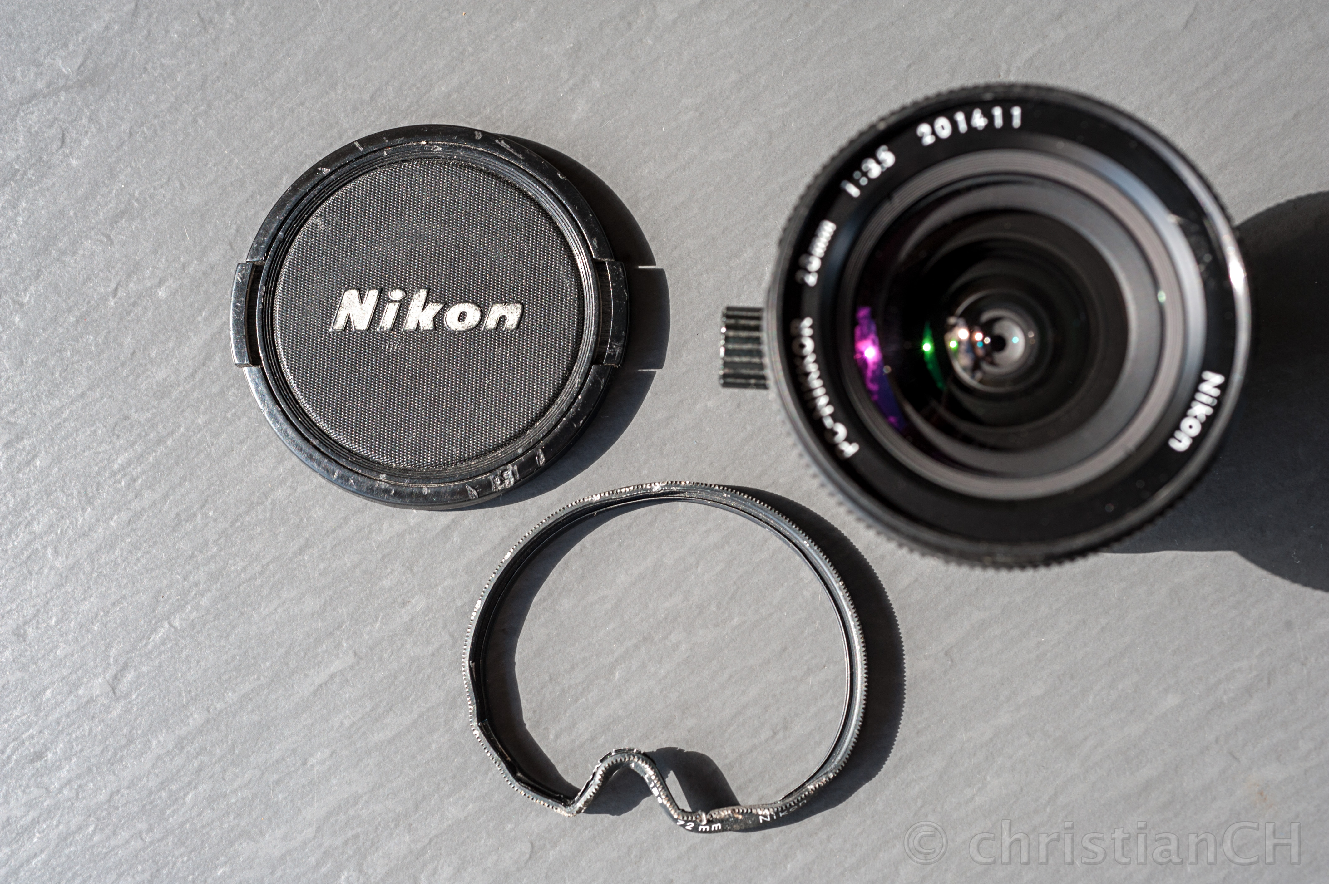 PC-Nikkor 28 mm nach einem ca. 3 m Flug mit angesetzter D 700 und aufgeschraubtem Skylightfilter plus Deckel.