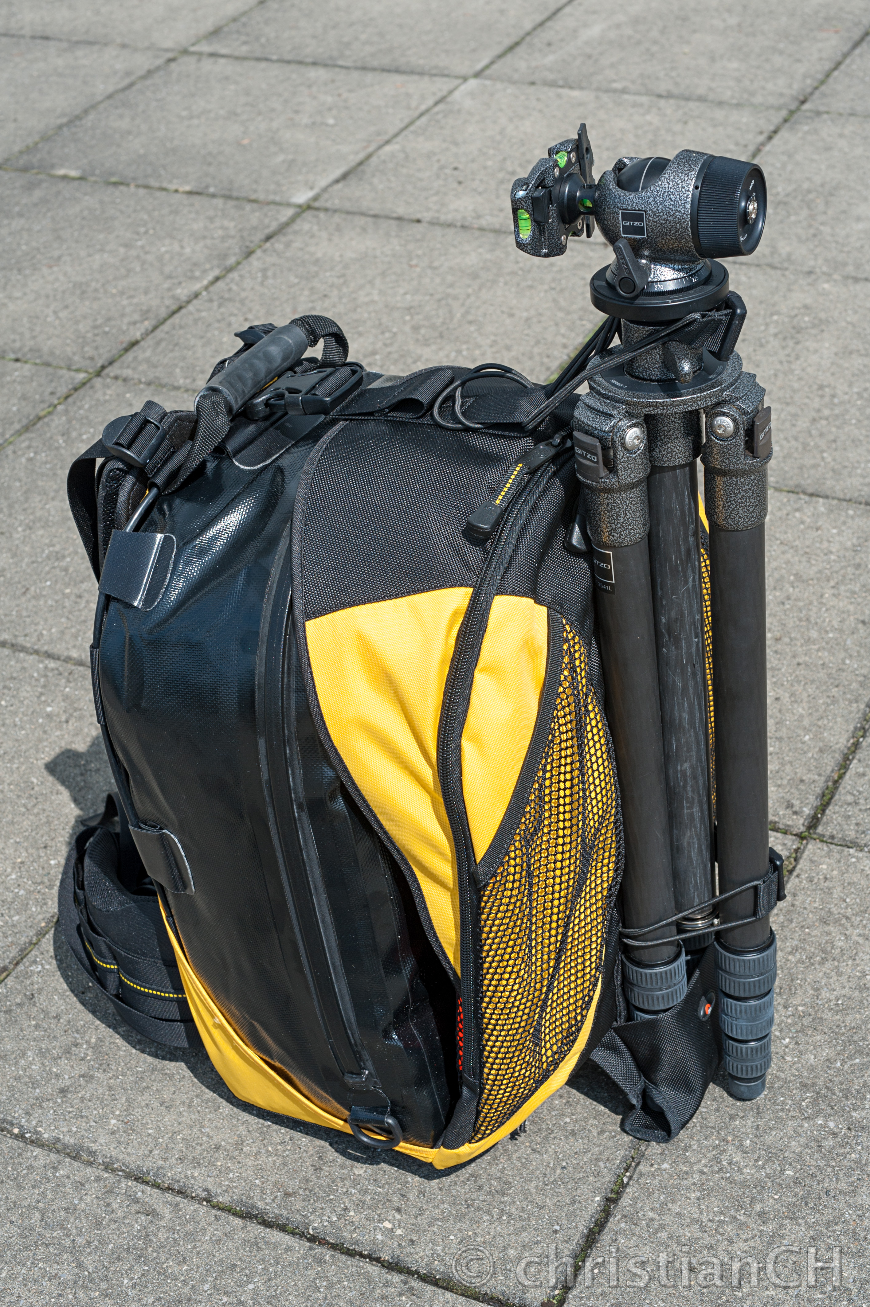 Lowepro DryZone 200 Fototrekker mit Gitzo Stativ GT3541L.