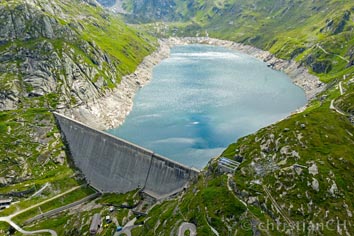 Staumauer mit Lago di Lucendro