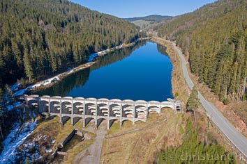 Stausee und Staumauer