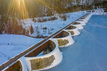 Staumauer im Gegenlicht