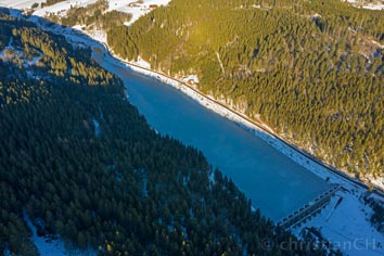 Stausee und Staumauer